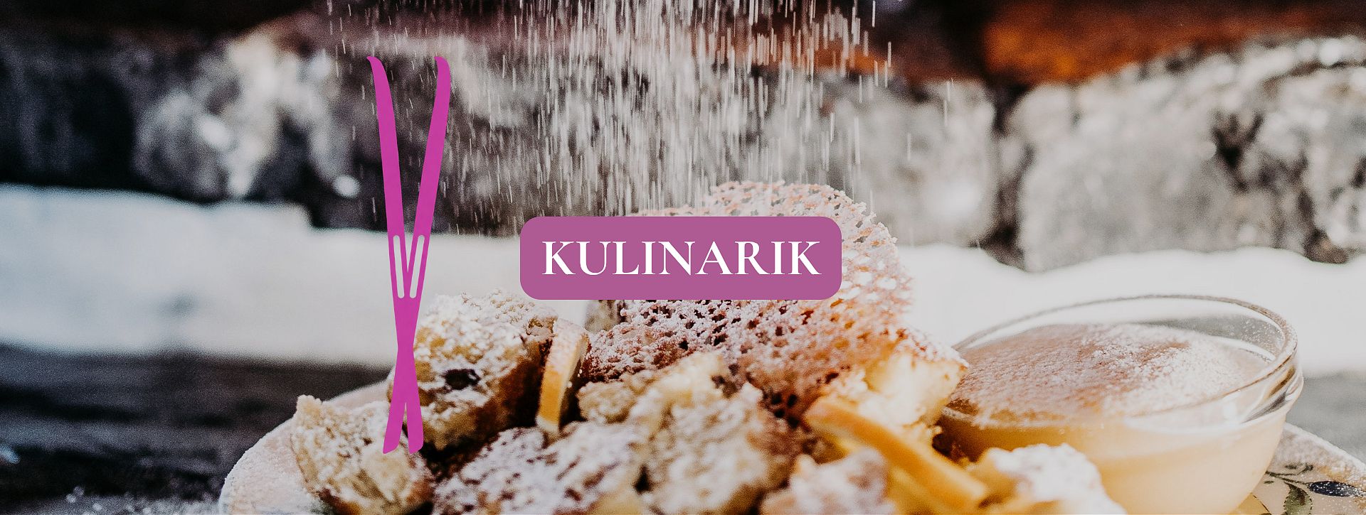 Ein Teller mit Kaiserschmarrn steht vor einem winterlichen Hintergrund mit fallendem Schnee, ergänzt durch die Beschriftung „Kulinarik“.