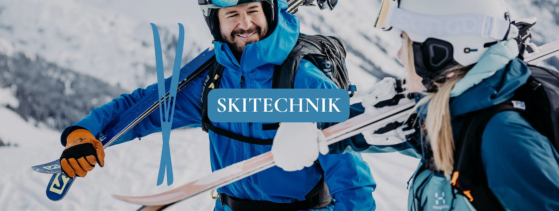 Zwei Skifahrende mit Helmen und Skiern stehen im verschneiten Berggebiet, darüber liegt die Beschriftung „Skitechnik“.