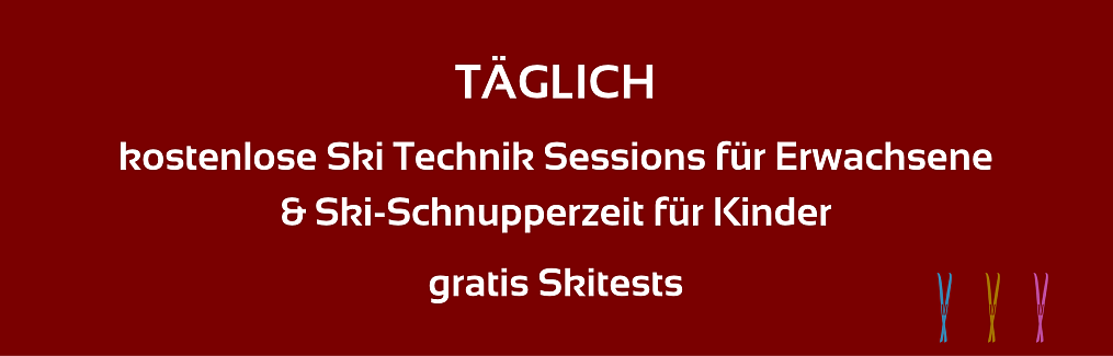 Breites Banner mit dunkelrotem Hintergrund. In der Mitte steht in weißer Schrift: „TÄGLICH“ sowie darunter „kostenlose Ski Technik Sessions für Erwachsene & Ski-Schnupperzeit für Kinder“ und „gratis Skitests“. Am unteren rechten Rand sind drei stilisierte Skifiguren bzw. Ski-Symbole in Blau, Gelb und Pink zu sehen.