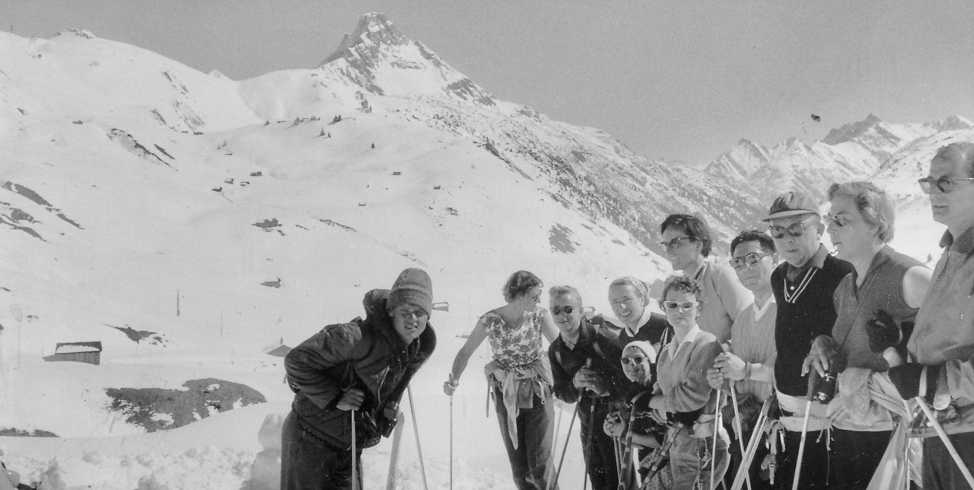 Historisches Bild von Skifahrern am Hochtannbergpass.