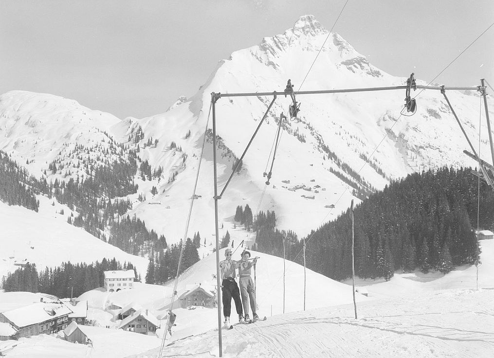 Historisches Bild des Lifts in Warth.