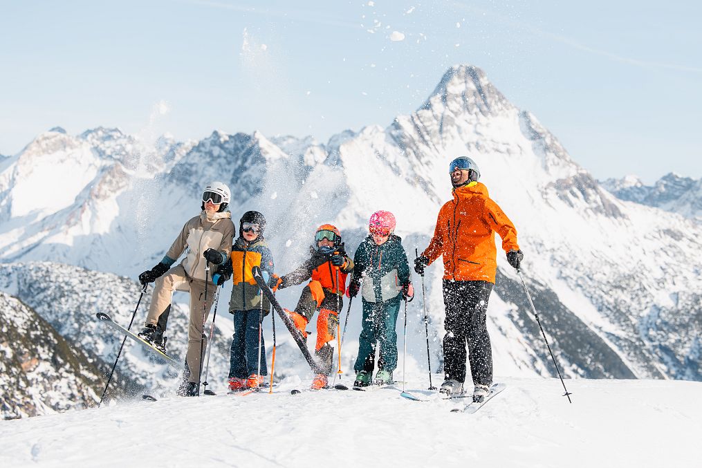 Zwei Wanderer schlendern über den Winterwanderweg am Seebachsee, eingebettet in eine verschneite Winterlandschaft.