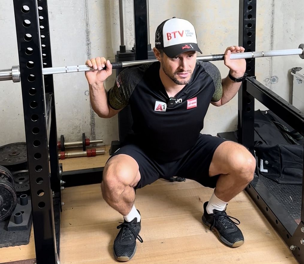 Zwei Wanderer schlendern über den Winterwanderweg am Seebachsee, eingebettet in eine verschneite Winterlandschaft.