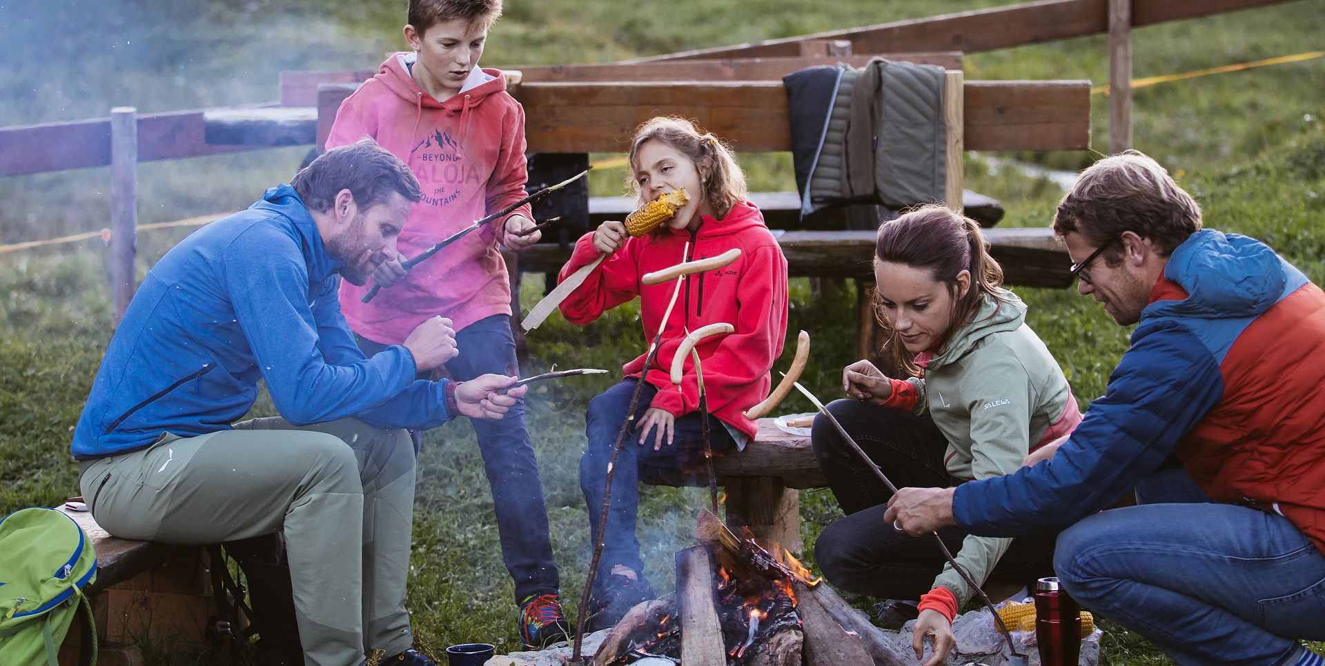 An der Grillstelle Jägeralp genießt eine Familie das prasselnde Feuer und die gemeinsame Zeit in der Natur.