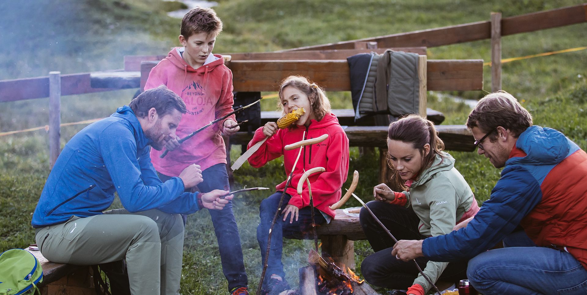 At the Jägeralp barbecue area, a family enjoys the crackling fire and quality time together in nature.