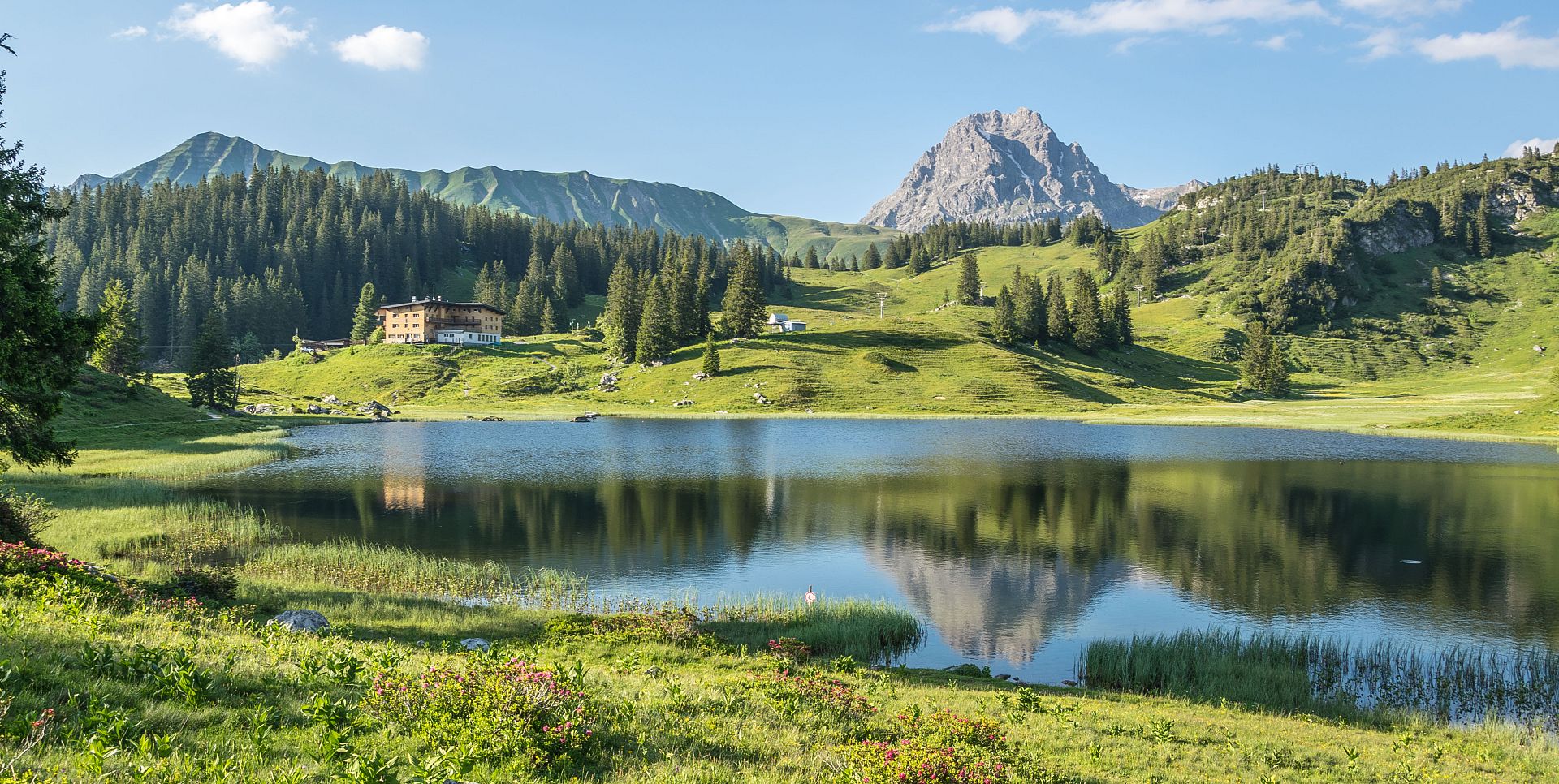 Körbersee mit Höferspitze und Widderstein (c) Michael Meusburger - Bregenzerwald Tourismus