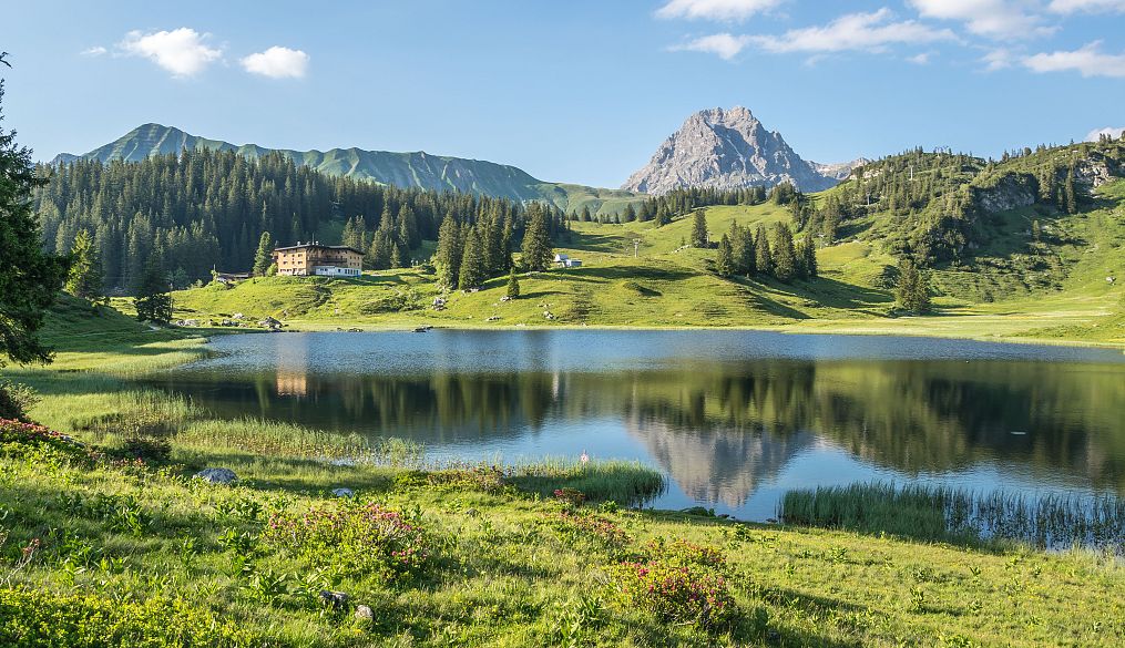 Körbersee mit Höferspitze und Widderstein (c) Michael Meusburger - Bregenzerwald Tourismus