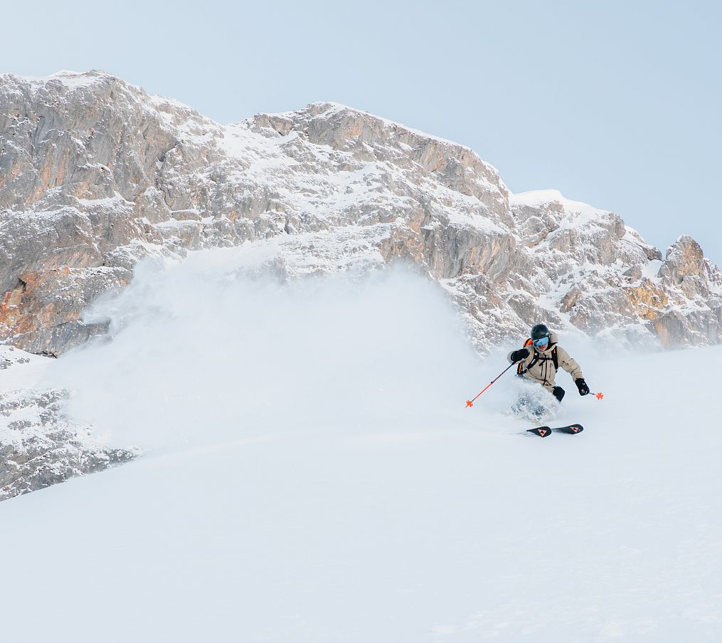 Zwei Wanderer schlendern über den Winterwanderweg am Seebachsee, eingebettet in eine verschneite Winterlandschaft.