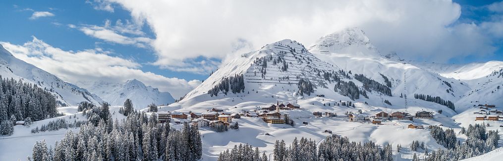 Das idyllische Dorf Warth, eingebettet in frischen Schnee.