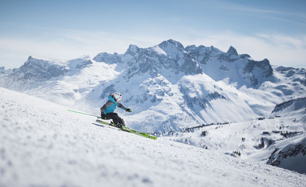 Zwei Wanderer schlendern über den Winterwanderweg am Seebachsee, eingebettet in eine verschneite Winterlandschaft.