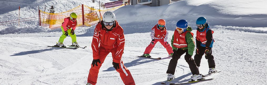 Kinder lernen im Skikurs der Skischule Salober in Schröcken das Skifahren.