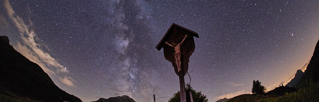 Above the Körberkreuz, the Milky Way rises in the night sky.