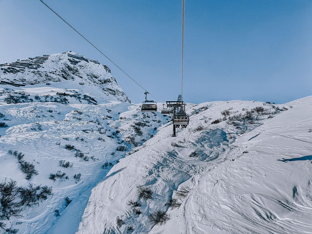 Zwei Wanderer schlendern über den Winterwanderweg am Seebachsee, eingebettet in eine verschneite Winterlandschaft.