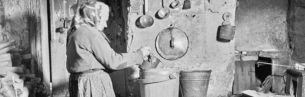 Altes Bild einer Frau beim Kochen.