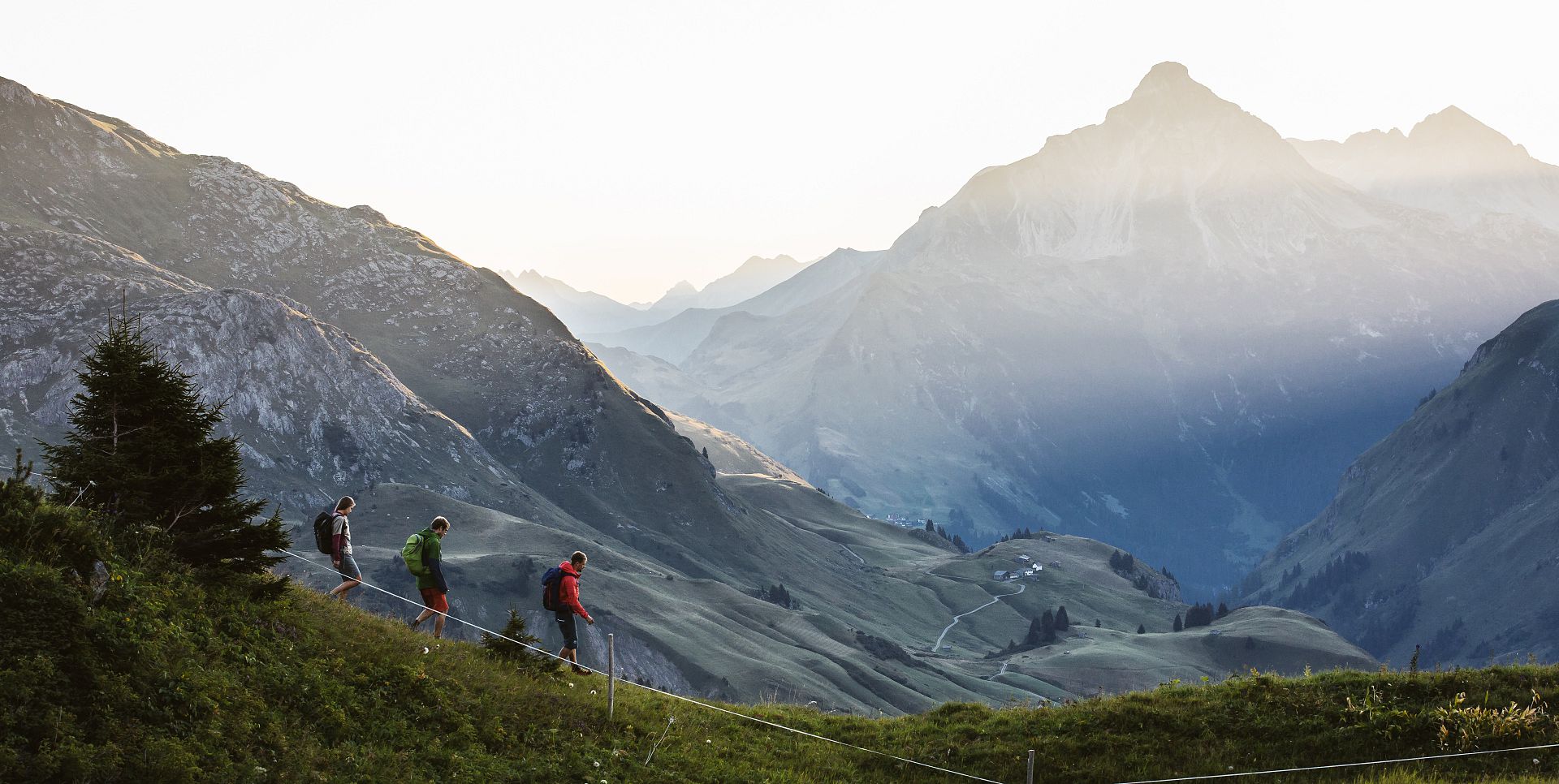 Wandern am Hochtannbergpass mit Blick zum Biberkopf