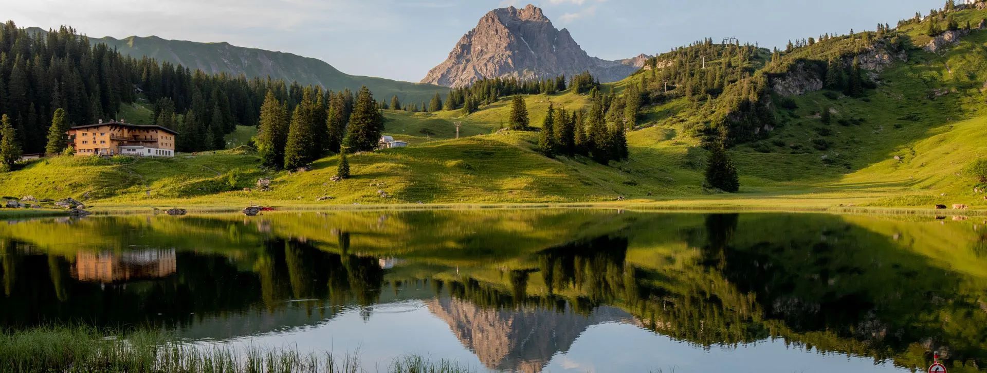 Körbersee mit Berghotel und Widderstein