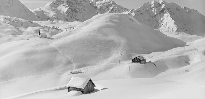 Historic photo of Hochkrumbach, completely covered in snow.