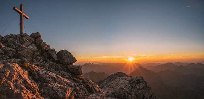 Sunset at the Widderstein, with the summit cross in the foreground.