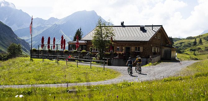Two cyclists are on their way to the Auenfelder Hut.
