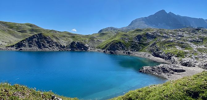 The turquoise Butzensee lies picturesque, nestled in the surrounding nature.