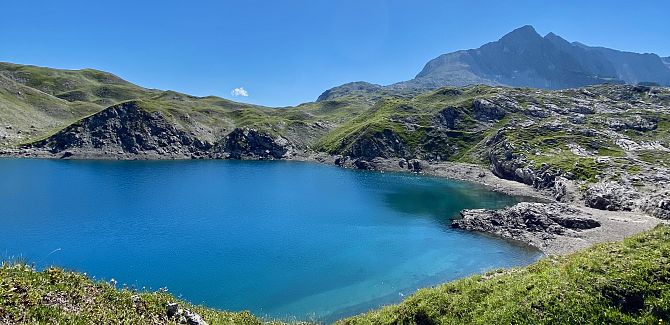 Der türkisblaue Butzensee liegt malerisch eingebettet in die umgebende Natur.