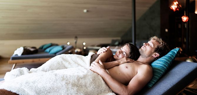 Zwei Personen entspannen im Wellnessbereich des Wellnesshotels Warthof.