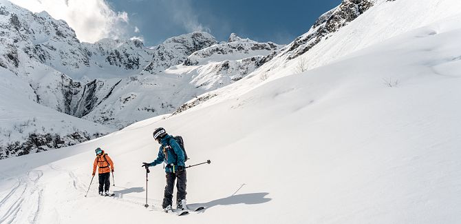 Martin Winkler führt seinen Begleiter zu einem der schönsten Freeride-Runs.