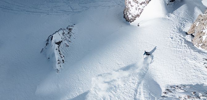 Freerider Martin Winkler rides through the powder snow, weaving his way between rocks.