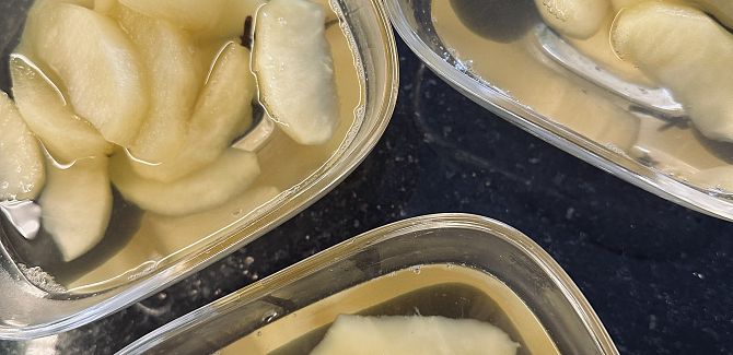 Drei Schüsseln mit Apfelkompott.