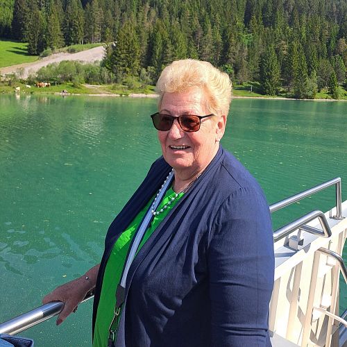 Portraitbild von Hanni Ulseß an einem See.
