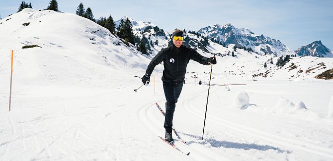 A person is cross-country skiing at the Hochtannberg Pass.