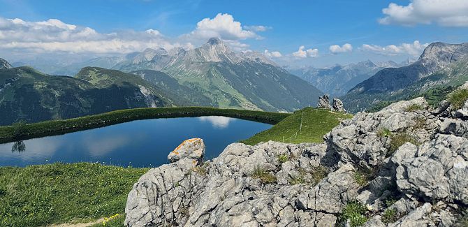 Der ruhige Steinmandlsee liegt vor der imposanten Kulisse der Lechtaler und Allgäuer Alpen.