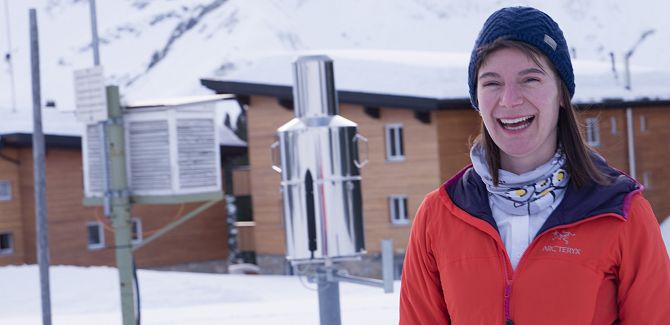 Ulrike Schlierenzauer steht vor der Schneemessstation.