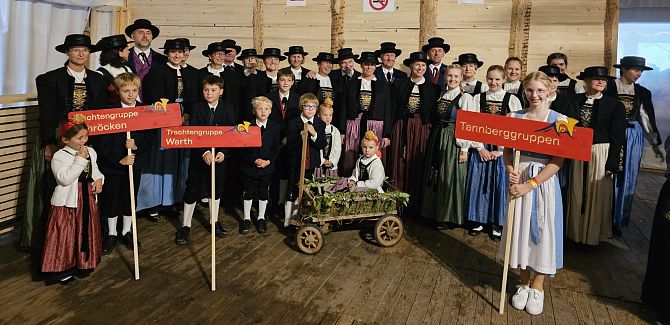 Trachtengruppe Warth-Schröcken zu Gast bei einem Fest.
