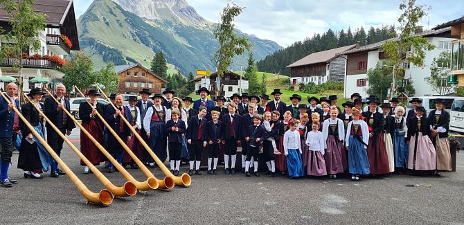 Costume group Warth-Schröcken together with the alphorn players Wartherhorn.