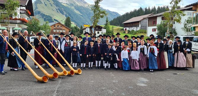 Trachtengruppe Warth-Schröcken gemeinsam mit den Alphornbläsern Wartherhorn.
