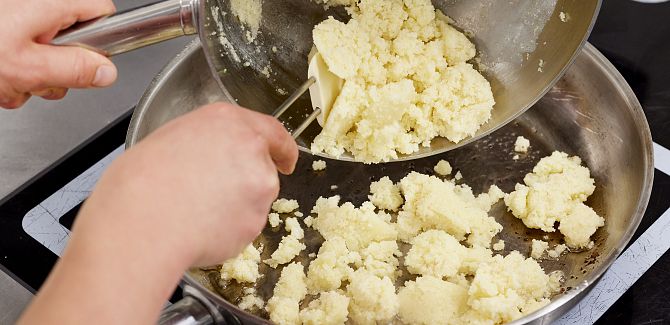 Riebel wird in einer Pfanne angebraten.