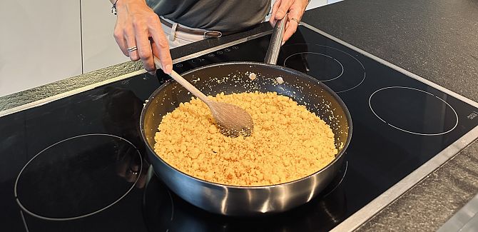 Riebel wird in einer Pfanne angebraten.