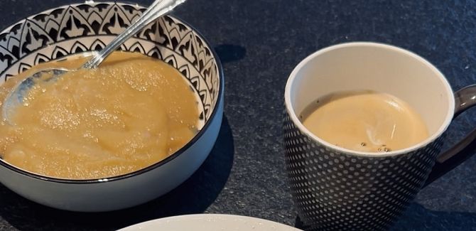 Drei Schüsseln mit Apfelkompott.