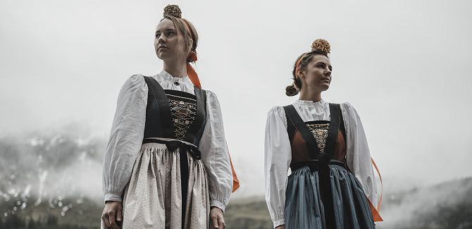 Junge Damen in traditioneller Walsertracht mit Kröneli.