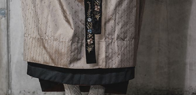 Close-up: The skirt of a lady in traditional Walser costume.