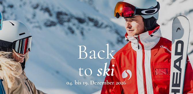 Drei Skifahrende in Winterkleidung stehen vor einer verschneiten Berglandschaft; in der Mitte steht „Back to ski“ mit dem Zeitraum „04. bis 19. Dezember 2026“