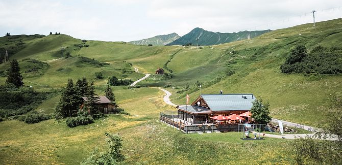Auenfelder Hütte amid green meadows.