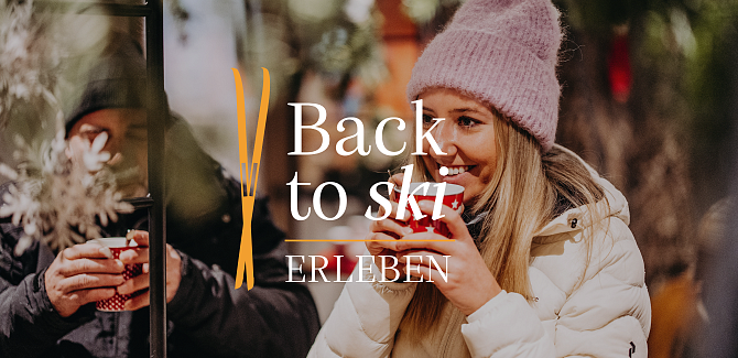 Sujet zum „Back to Ski“-Erlebnis, im Hintergrund eine Frau, die Glühwein trinkt.