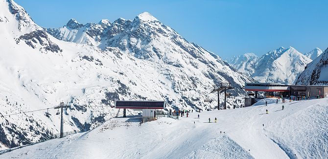 An der Bergstation von Jägeralp-Express und Wartherhorn-Express breitet sich im Hintergrund ein Panorama der Lechtaler und Allgäuer Alpen aus.