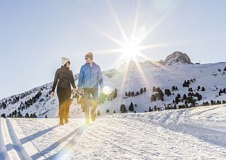 Zwei Winterwanderer sind am Hochtannbergpass unterwegs.