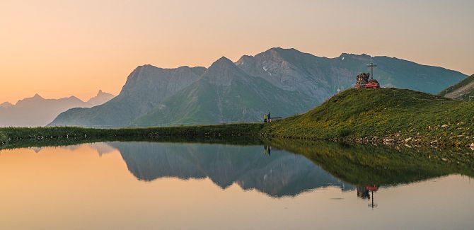 The tranquil Steinmandlsee lies before the impressive backdrop of the Lechtal and Allgäu Alps.