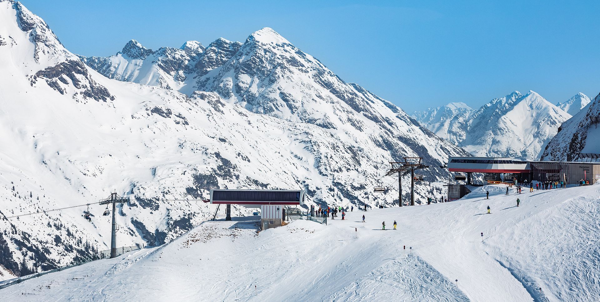 In front of the mountain stations of the Jägeralp Express and Wartherhorn Express, the majestic Allgäu and Lechtal Alps stretch out in the background.