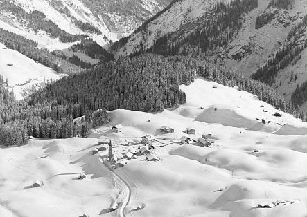 Historic photo of the village of Warth, entirely covered in snow.