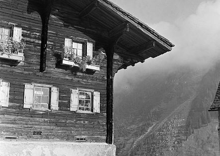 Historic photo of the Walserhus in Warth.